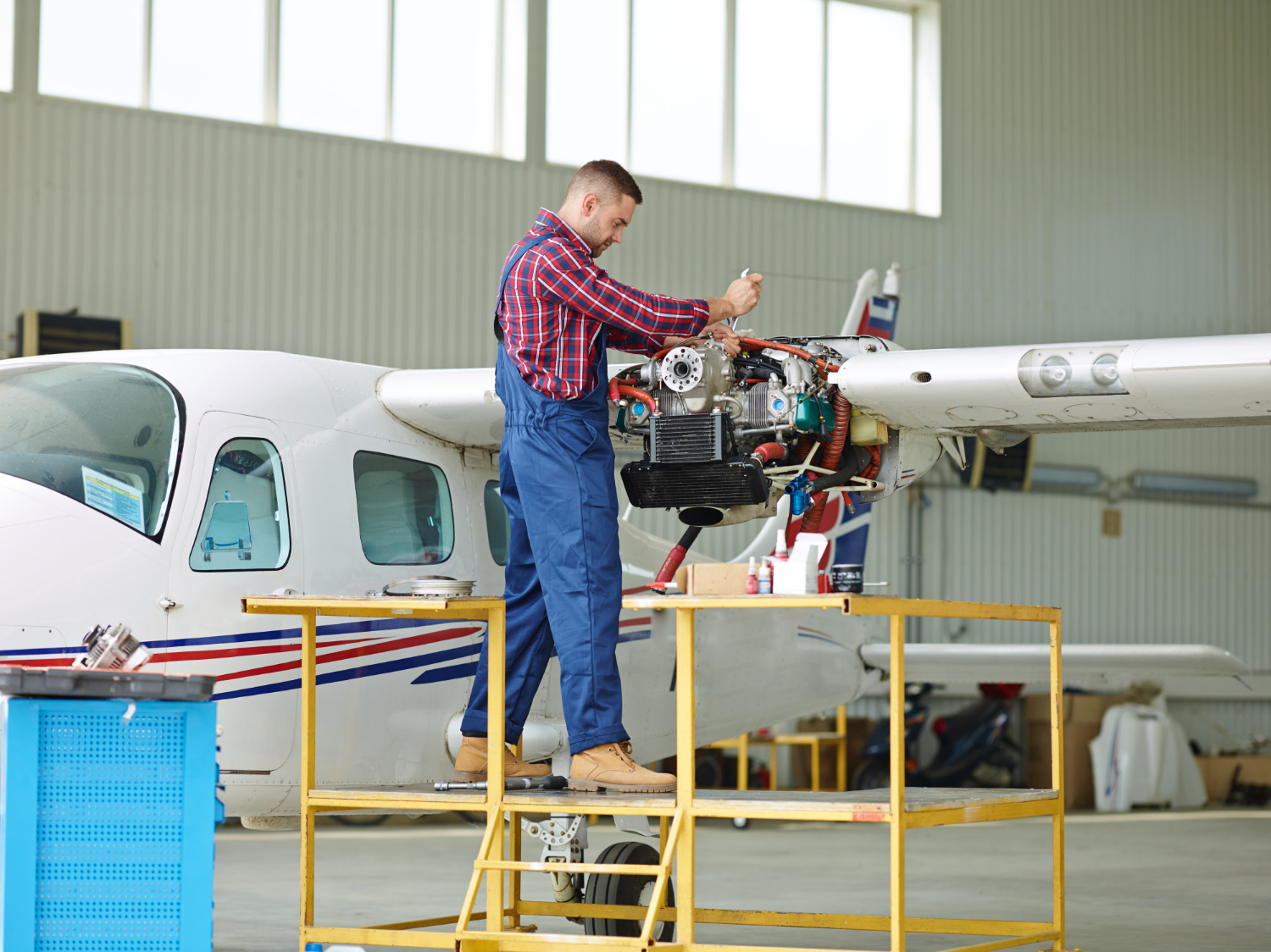 ingeniero-trabajando-avion